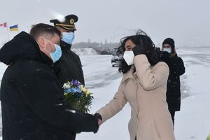 Ананд пробуде в Україні два дні