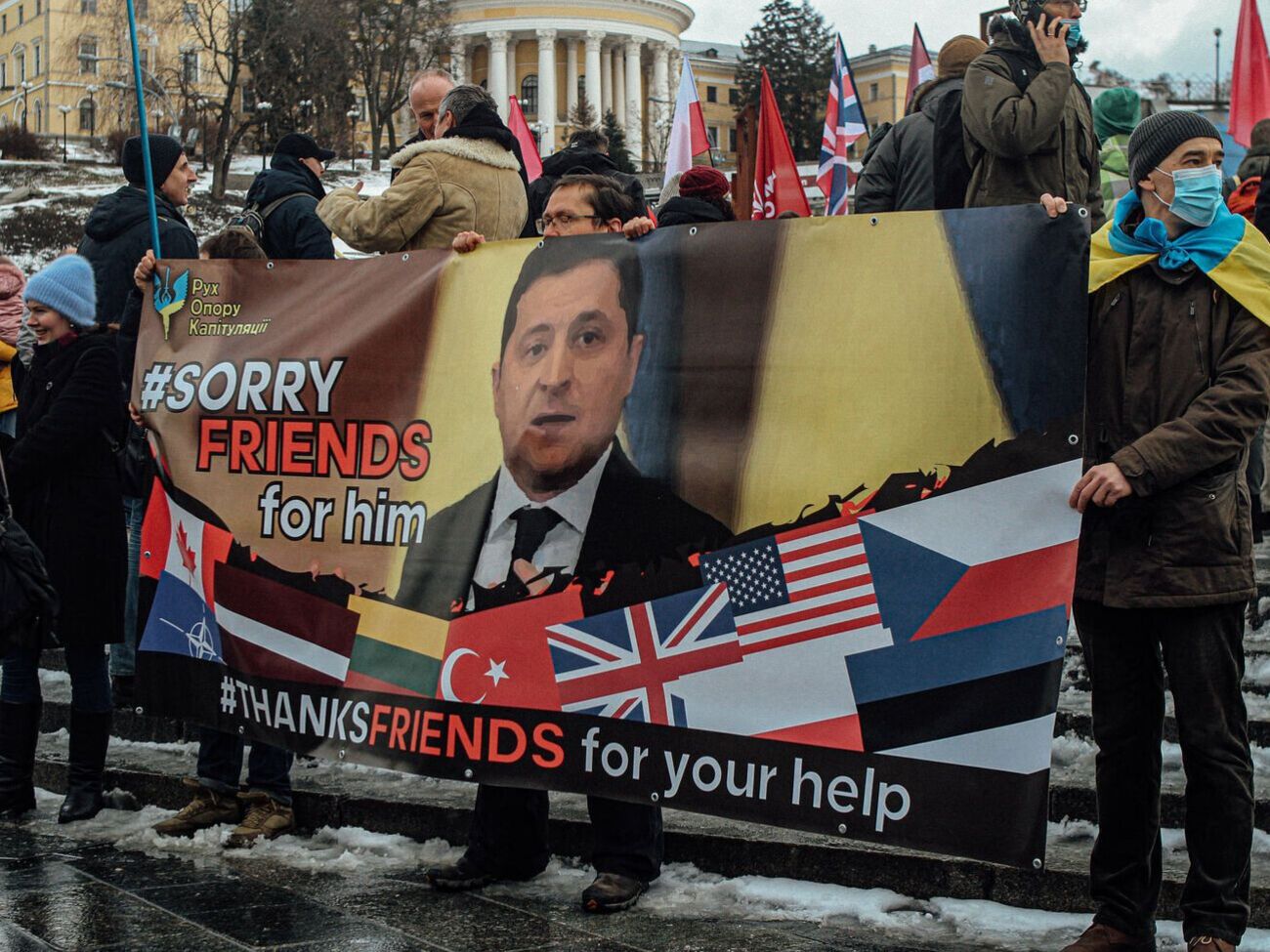 "Наш президент – болван, но президент – это не государство". Украинцы на Майдане извинялись за Зеленского и благодарили союзников за оружие. Фоторепортаж