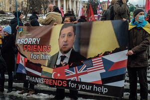"Наш президент – болван, но президент – это не государство". Украинцы на Майдане извинялись за Зеленского и благодарили союзников за оружие. Фоторепортаж
