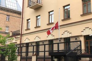 В ведомстве отметили, что посольство в Украине продолжает работать