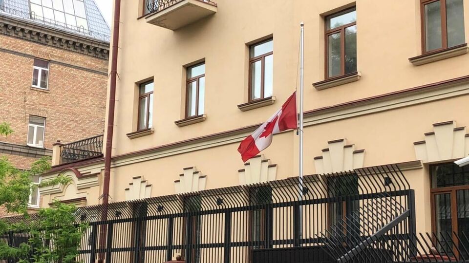 У відомстві зазначили, що посольство в Україні і далі працює