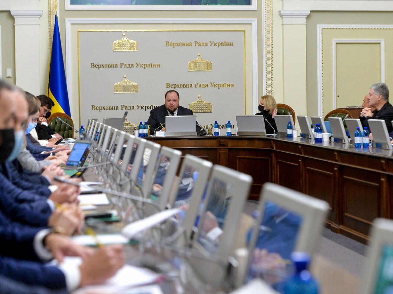 Стефанчук (у центрі) розповів, скільки нардепів хворіють на COVID-19
