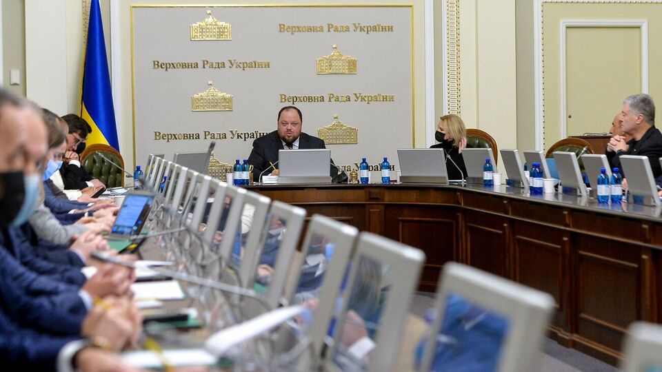 Стефанчук (в центре) рассказал, сколько нардепов болеют COVID-19