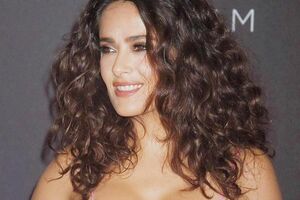 Хайек показала воскресное селфи