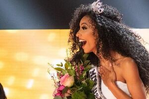 Кріст після перемоги в конкурсі краси "Міс США 2019" працювала репортеркою ExtraTV