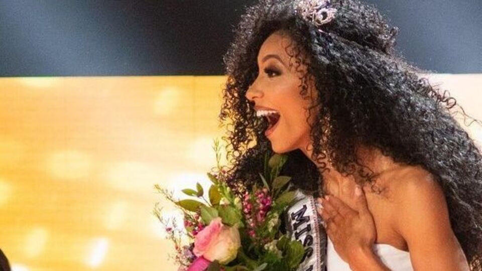 Кріст після перемоги в конкурсі краси "Міс США 2019" працювала репортеркою ExtraTV