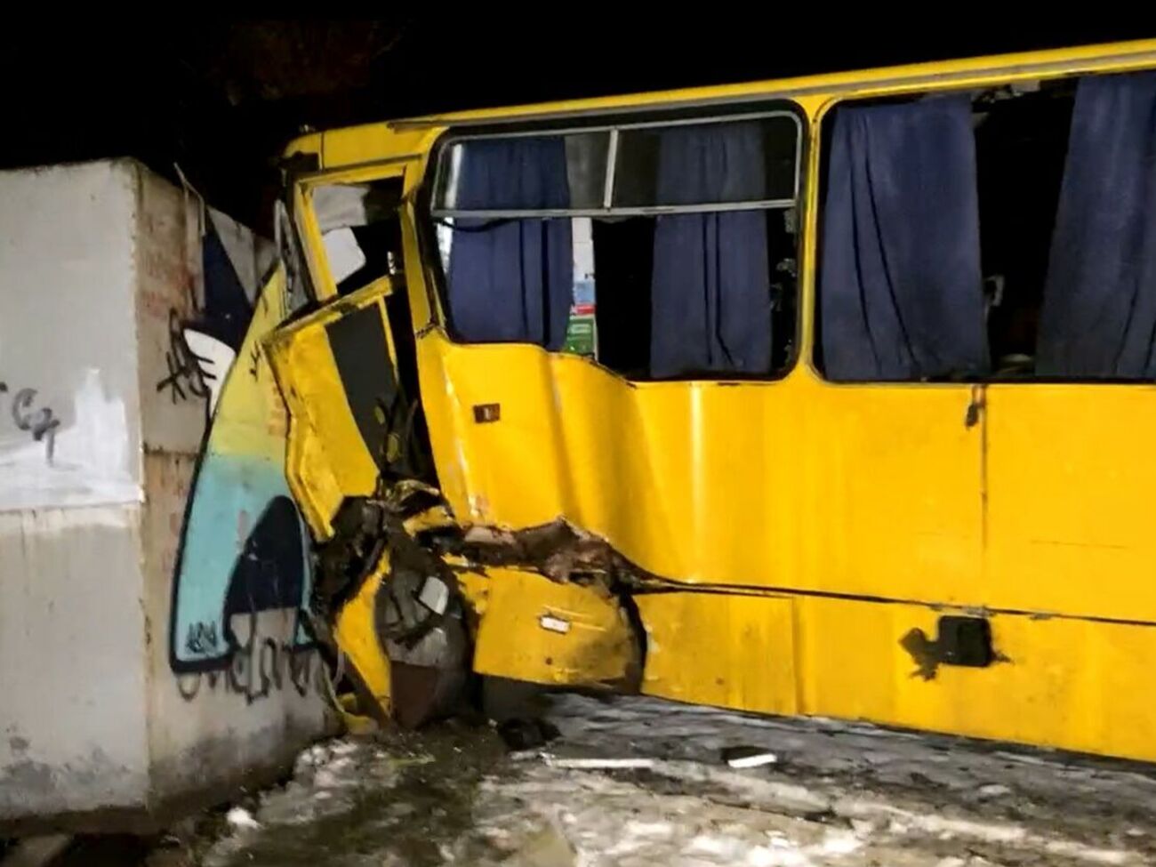 Пассажиров в салоне не было, водитель получил травмы