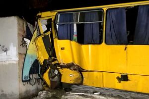 Пассажиров в салоне не было, водитель получил травмы