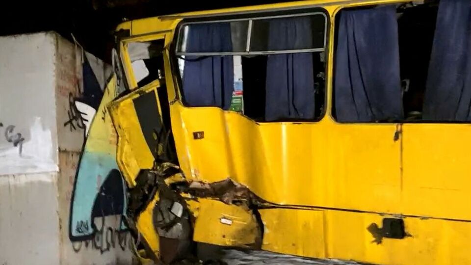 Пасажирів у салоні не було, водій дістав травми