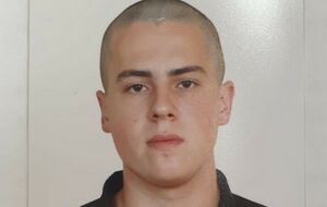 В группах поддержки люди собирают средства на передачи Рябчуку, в частности покупают одежду, обувь, продукты