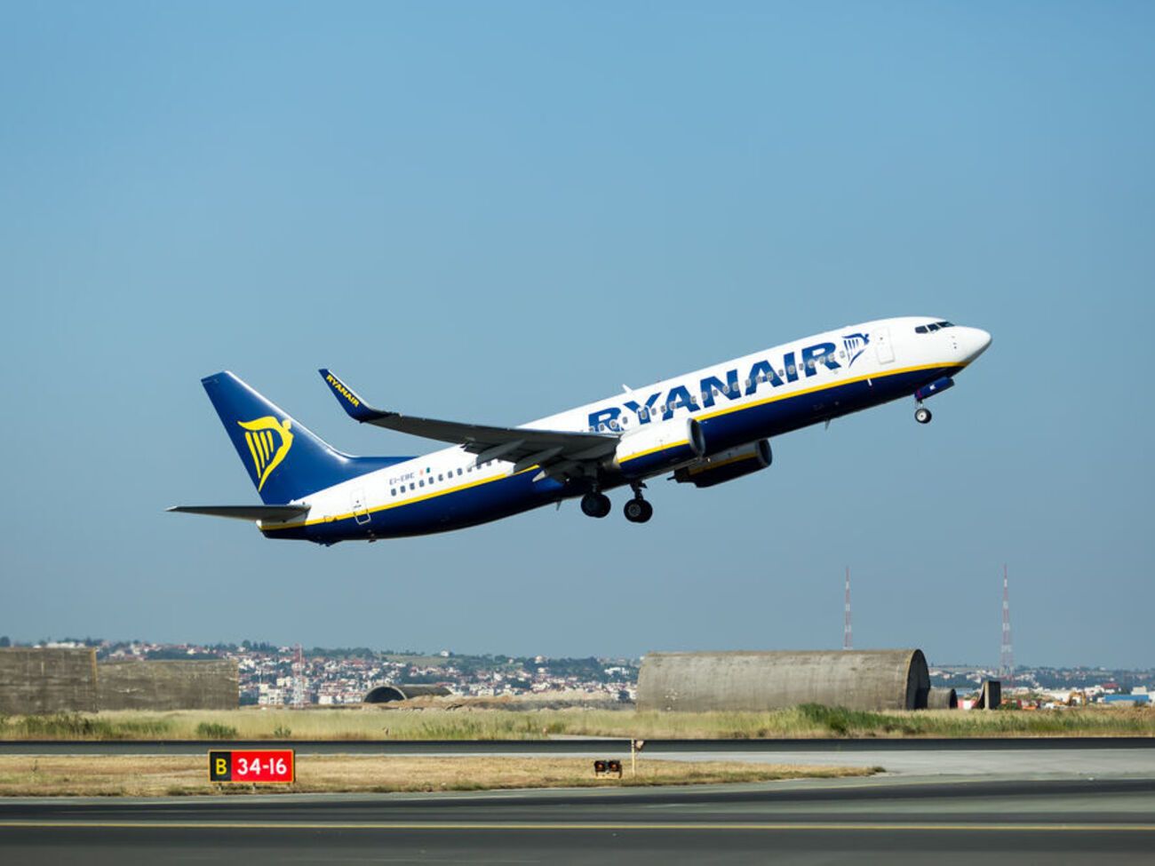 Ryanair перестав літати над територією Білорусі після того, як влада країни примусово посадила в Мінську один із їхніх літаків