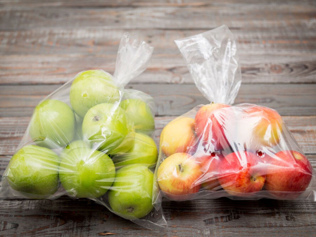 В декабре прошлого года в Украине запретили распространение сверхтонких пластиковых пакетов