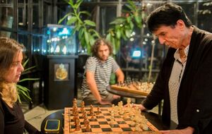 Гаприндашвілі (праворуч) звинувачує Netflix у наклепі