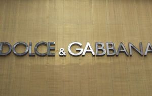 При этом Dolce & Gabbana продолжит сотрудничество с производителями меха для поиска экологичной альтернативы искусственному меху