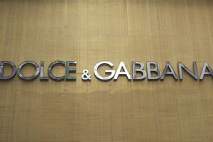 Водночас Dolce & Gabbana продовжить співпрацю з виробниками хутра для пошуку екологічної альтернативи штучному хутру