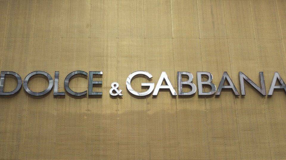 При этом Dolce & Gabbana продолжит сотрудничество с производителями меха для поиска экологичной альтернативы искусственному меху