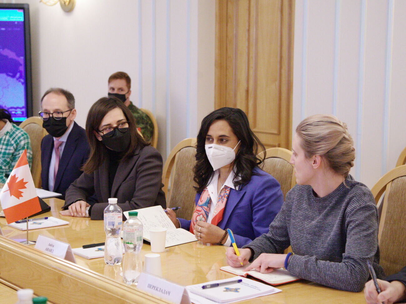 Ананд (вторая справа) прибыла в Киев с двухдневным визитом 30 января