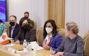 Ананд (вторая справа) прибыла в Киев с двухдневным визитом 30 января