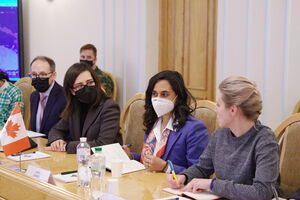 Ананд (вторая справа) прибыла в Киев с двухдневным визитом 30 января