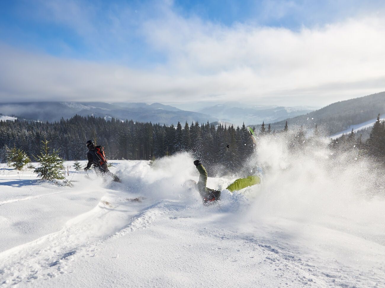 Пострадавших лыжников передали медикам