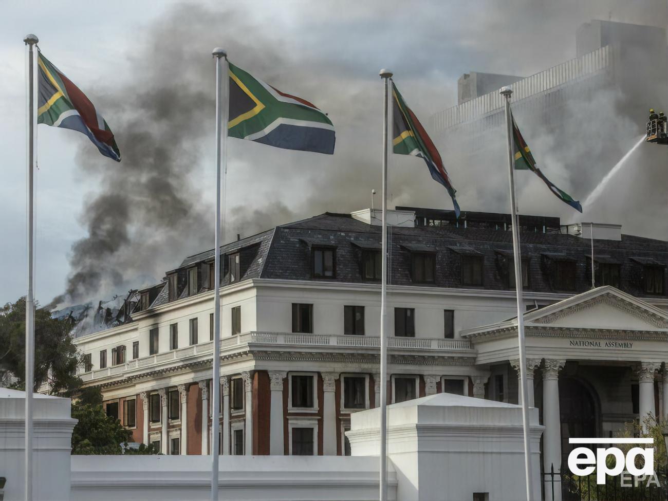 В ЮАР третий день горит здание парламента, которому 138 лет. Фоторепортаж