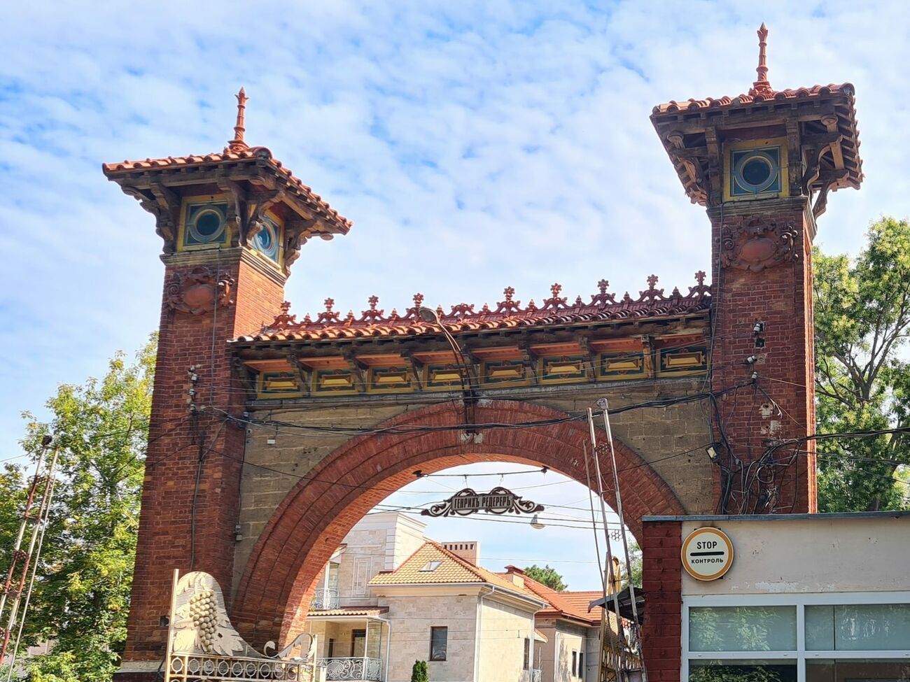 Главный корпус и арка на въезде на территорию завода &ndash; памятники архитектуры