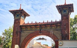 Главный корпус и арка на въезде на территорию завода – памятники архитектуры