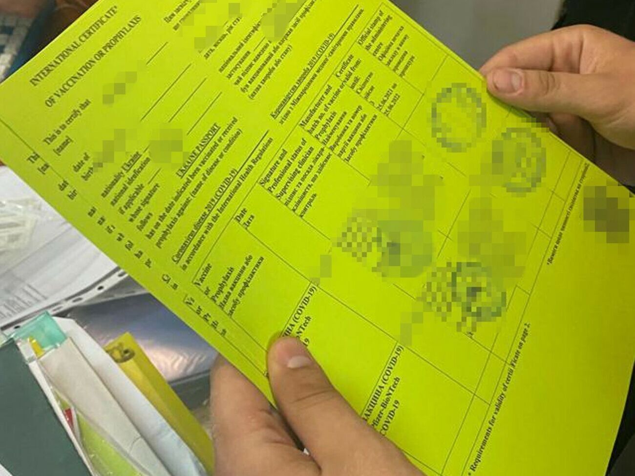 Під час обшуків правоохоронці виявили фіктивні міжнародні свідоцтва про вакцинацію