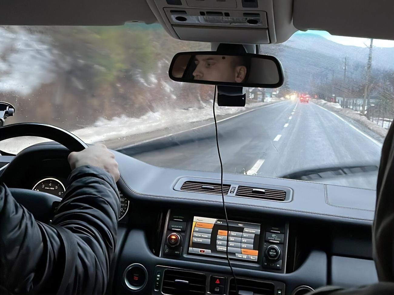 Коломойський стверджує, що машиною покинув Буковель