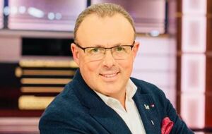 Оман, Катар, теперь Буковель. Человек, работающий президентом в офисе Ермака, уже неинтересен. Только Коломойский и его котлетные вечеринки не меняются