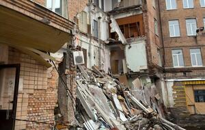 Предварительно обрушение произошло из-за начавшегося рядом с обвалившимся зданием строительства