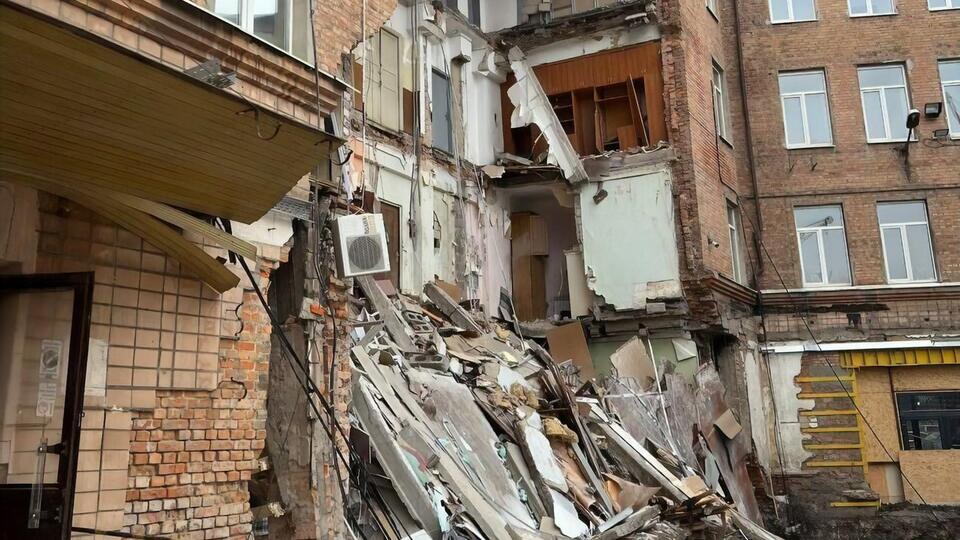 Предварительно обрушение произошло из-за начавшегося рядом с обвалившимся зданием строительства