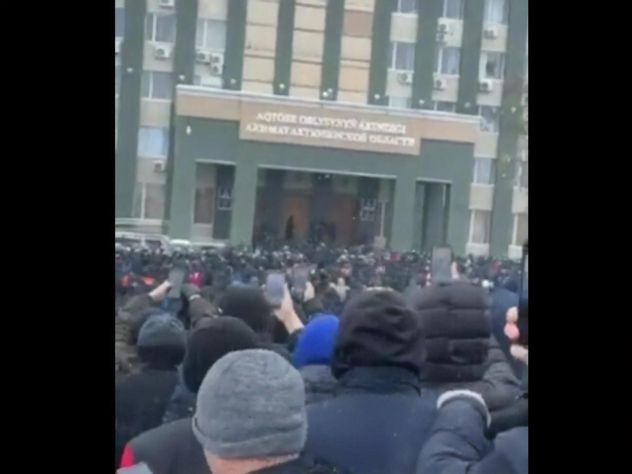Митингующие со вчерашнего дня требуют, чтобы к ним вышел аким области