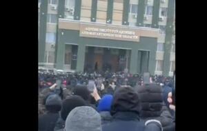 Митингующие со вчерашнего дня требуют, чтобы к ним вышел аким области