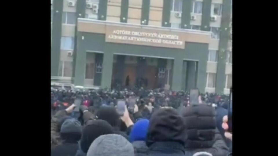 Митингующие со вчерашнего дня требуют, чтобы к ним вышел аким области