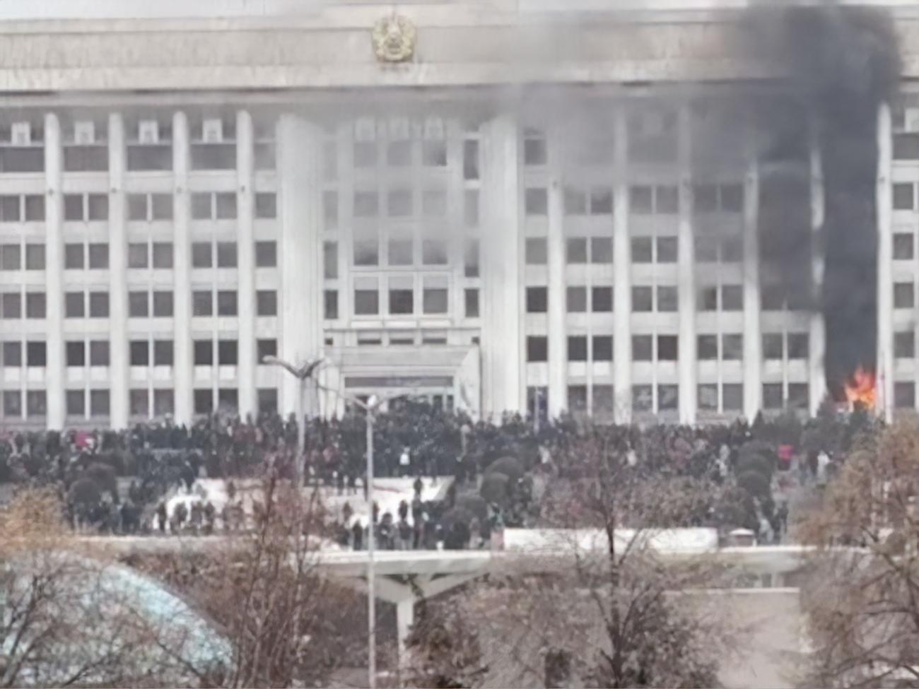 На площу Республіки, де розташований міський акімат, прийшло кілька тисяч людей