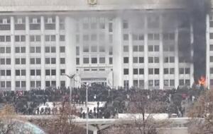 На площадь Республики, где находится городской акимат, пришли несколько тысяч человек