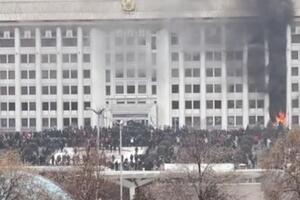 На площу Республіки, де розташований міський акімат, прийшло кілька тисяч людей