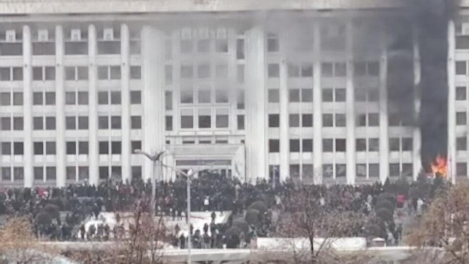 На площадь Республики, где находится городской акимат, пришли несколько тысяч человек