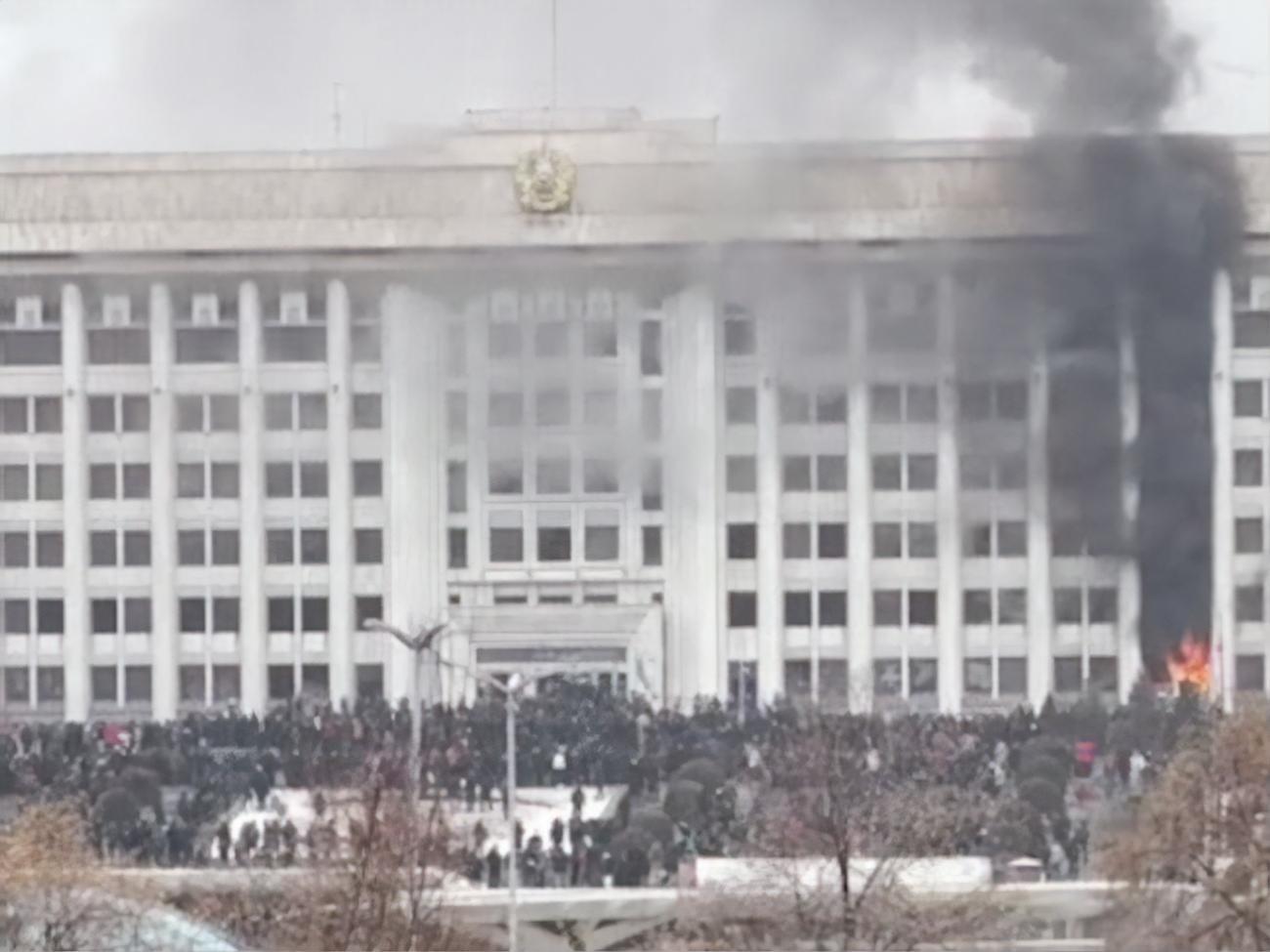 Из администрации идет черный дым