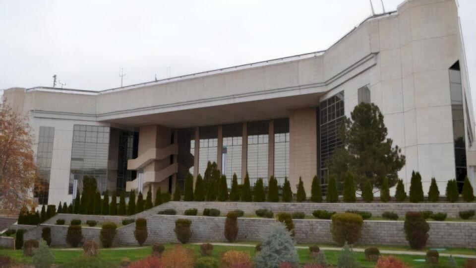 На територію резиденції намагається потрапити кілька тисяч учасників акції протесту