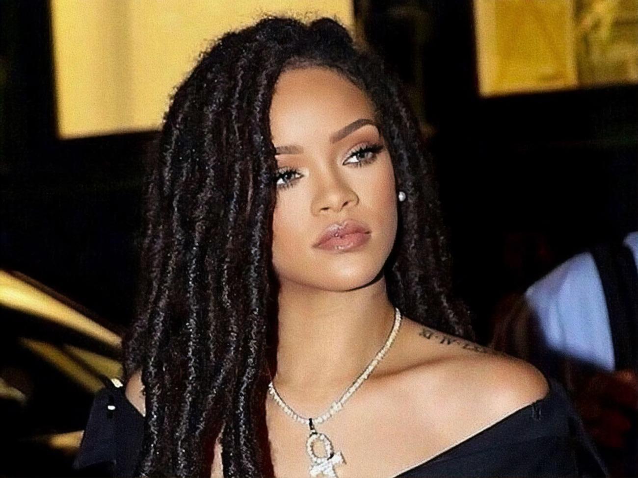 Рианна позировала в бассейне