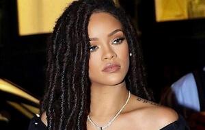 Рианна позировала в бассейне