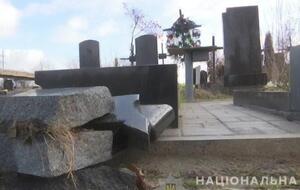 Памятники на могилах разрушил местный житель, он признал свою вину