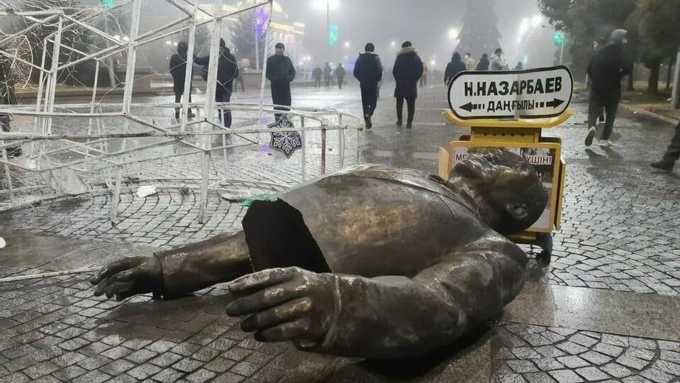 От удара об землю памятник Назарбаеву раскололся на две части