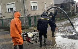 У Закарпатті тривають роботи з відкачування води з підтоплених територій