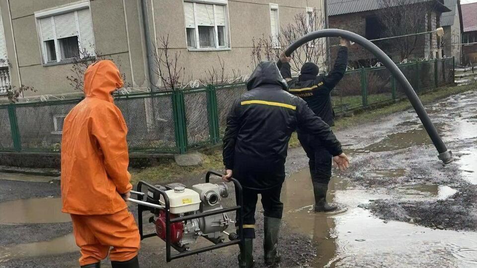 В Закарпатье продолжаются работы по откачке воды с подтопленных территорий