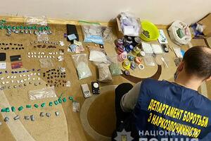 За місцем тимчасового проживання чоловіка правоохоронці провели обшуки