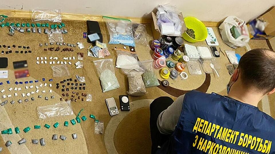 За місцем тимчасового проживання чоловіка правоохоронці провели обшуки