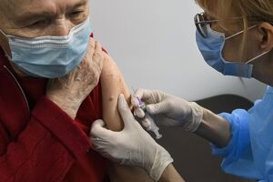 Две дозы вакцины от коронавируса получили 44,9% взрослого населения Украины